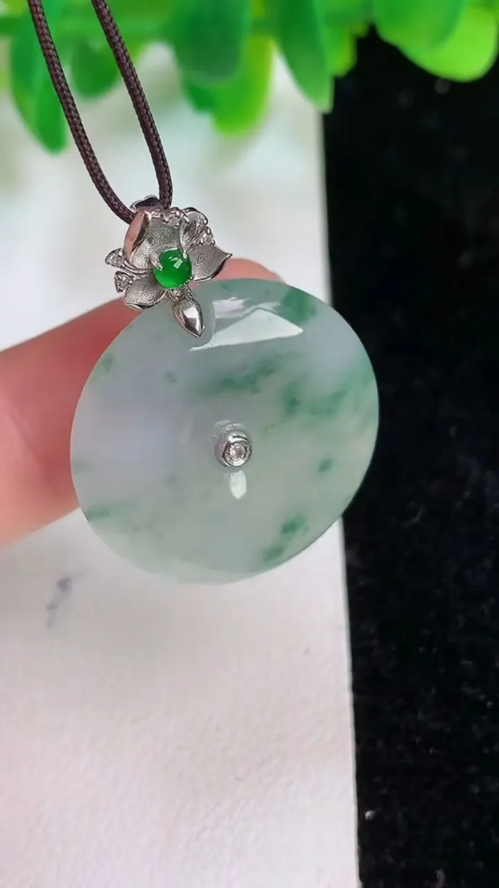 天然A货翡翠18k金飘花平安扣吊坠，尺寸23.8-5.3，重量:6.58g
6月18日