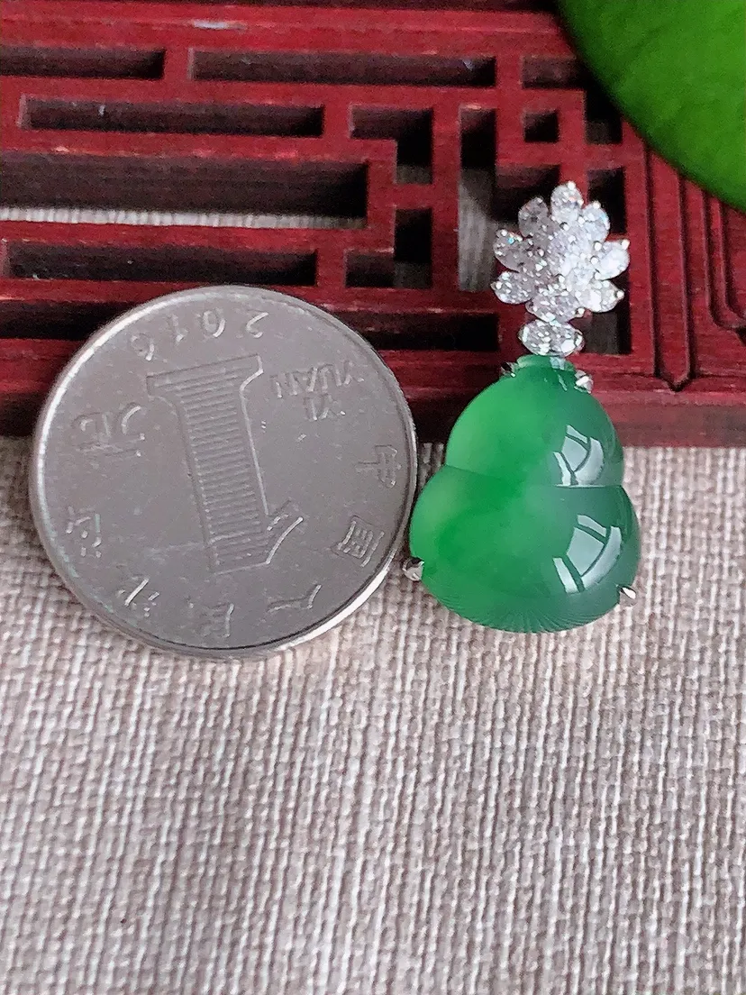 天然A货翡翠18K金伴满绿葫芦吊坠尺寸28.8×17×14.5×9.6m量7.00g 0617
