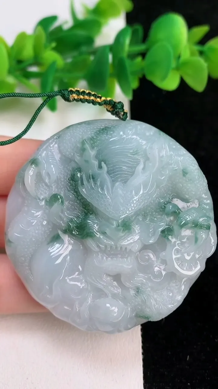 天然A货翡翠飘花龙牌吊坠，尺寸53.8-11.7，重量:57.10g
6月18日