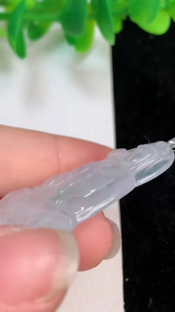 天然A货翡翠观音菩萨吊坠，尺寸42.8-27-3.3，重量:6.98g
6月18日