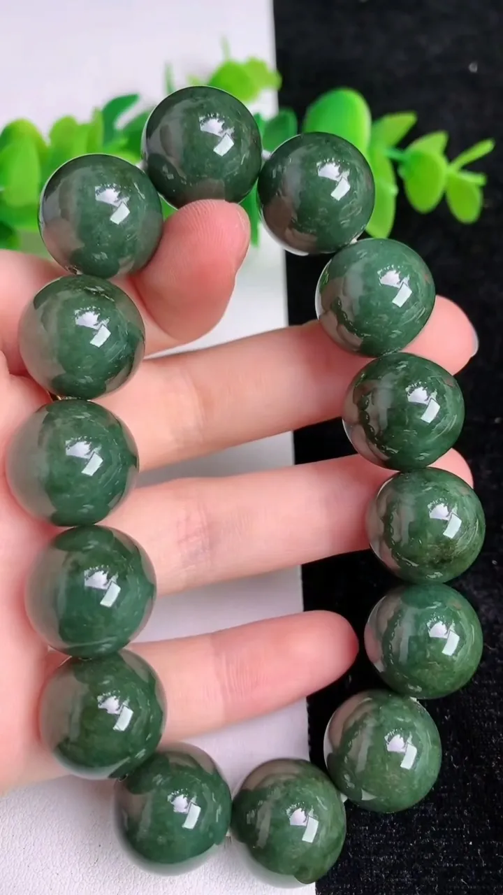 天然A货翡翠圆珠手串14颗，尺寸15.9，重:94.12g6月18日
工厂直销收藏佳品,种好水足，色泽均匀，有种有色，上手高大气！