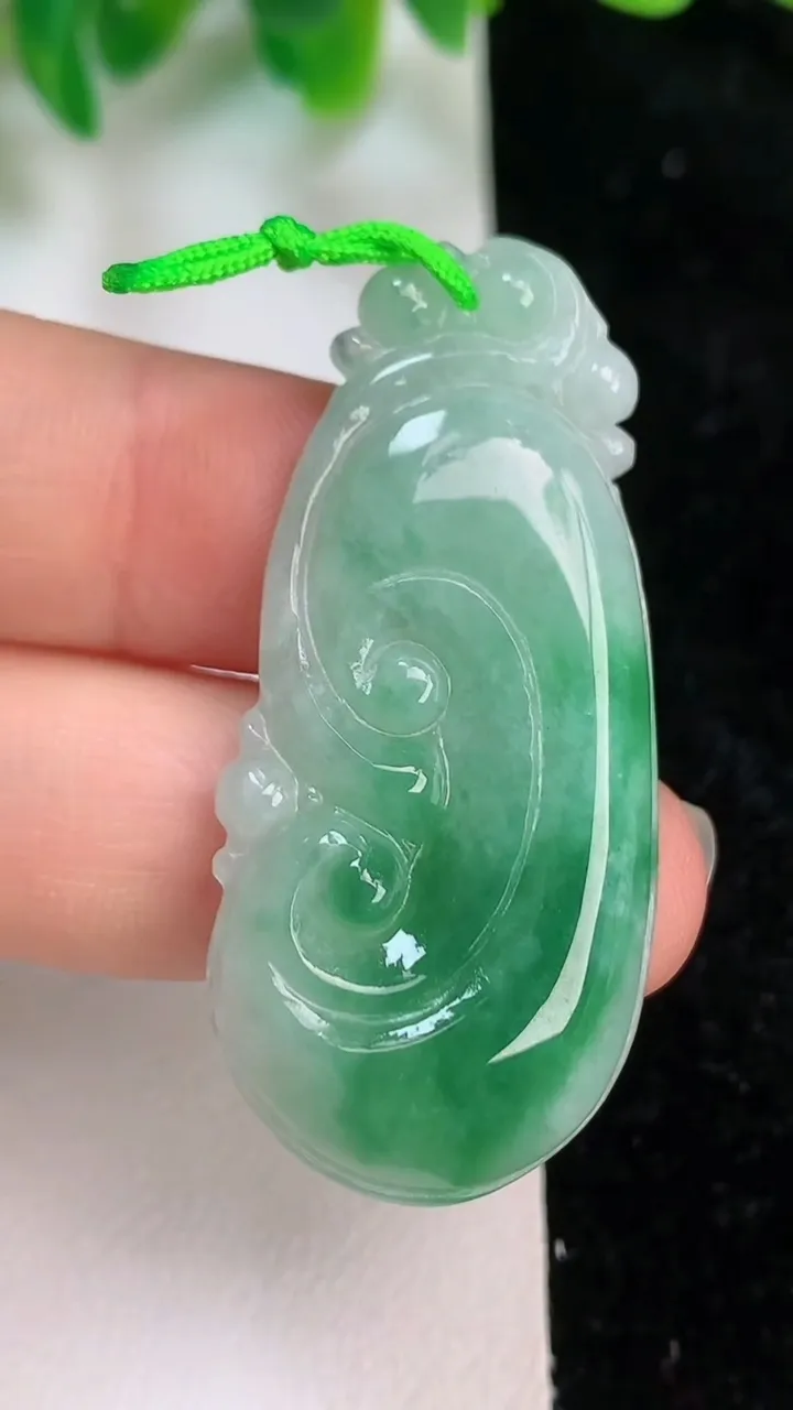 天然A货翡翠如意吊坠，尺寸44.8-20.4-5.7，重量:9.50g
6月18日