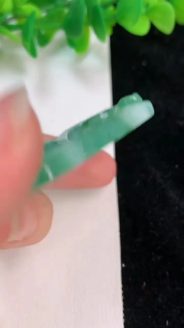 天然A货翡翠普贤菩萨吊坠，尺寸53.5-45.3-6.6，重:30.38g
6月18日