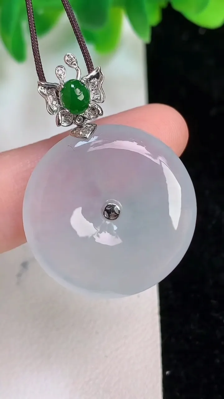 天然A货翡翠种白冰平安扣吊坠，尺寸25.3-5，重量:7.88g
6月18日
