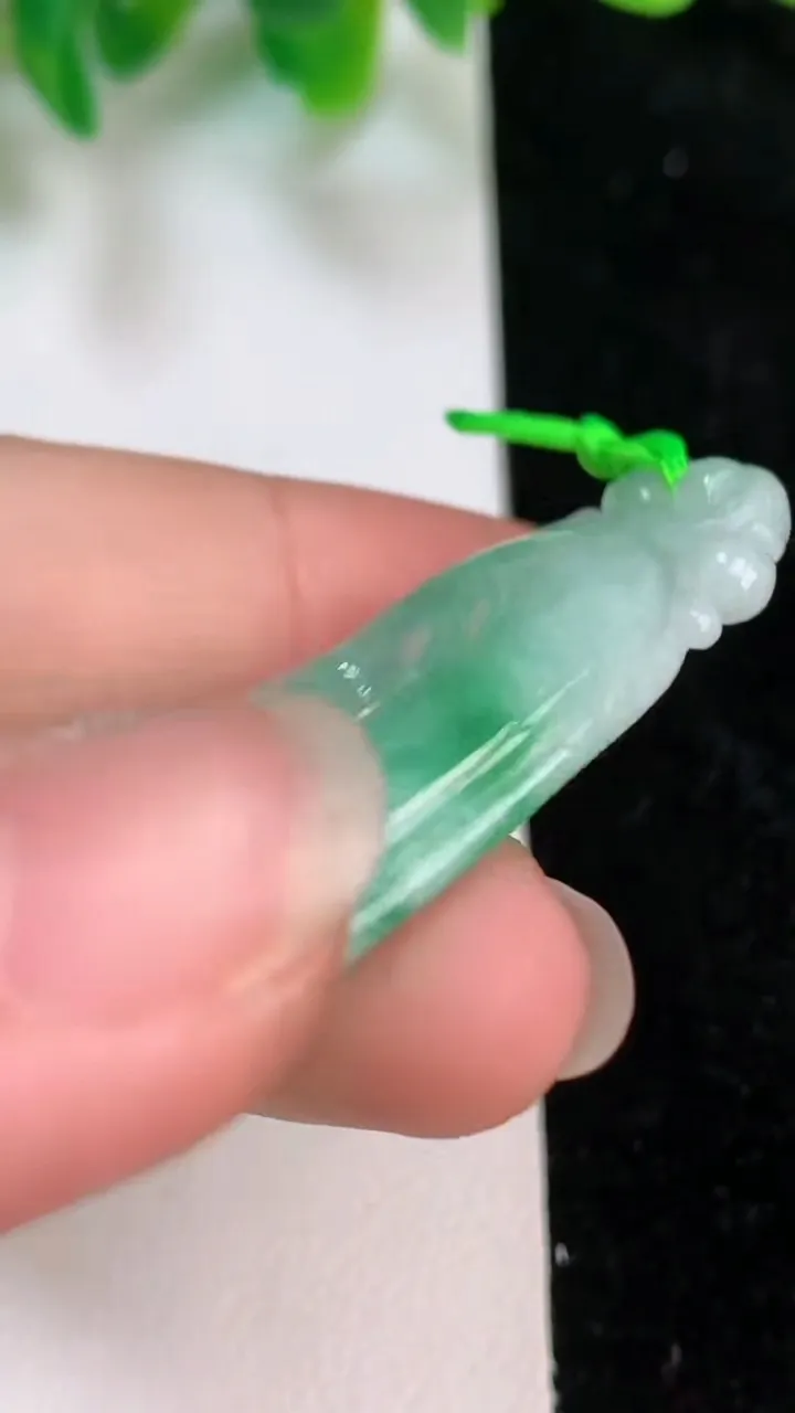 天然A货翡翠如意吊坠，尺寸44.8-20.4-5.7，重量:9.50g
6月18日