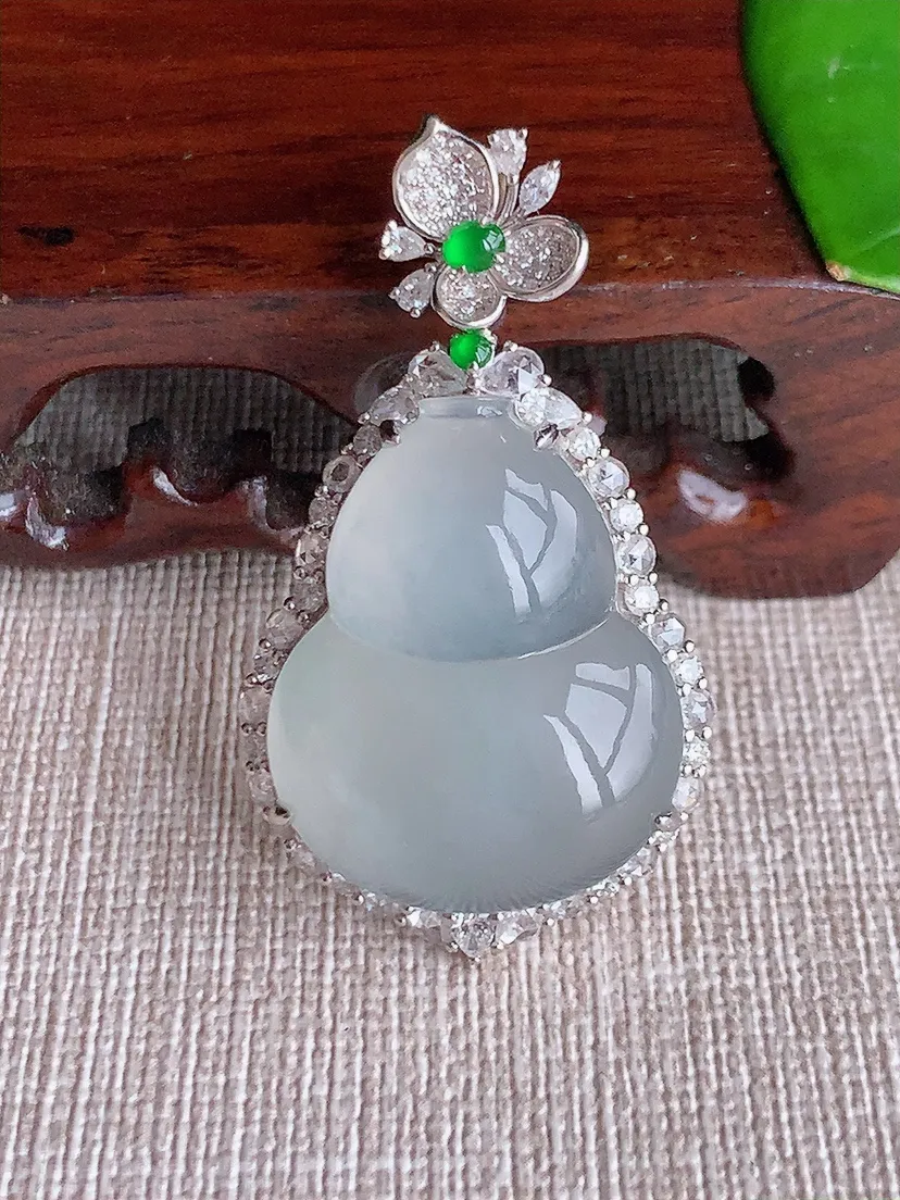 天然A货翡翠18K金伴白月光大葫芦吊坠尺寸44×25×11.7裸石26×21m量10.33g 0617