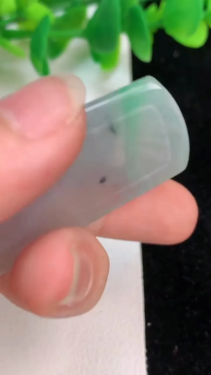 天然A货翡翠观音菩萨吊坠，尺寸56.8-22-4.2，重量:16.55g
6月18日