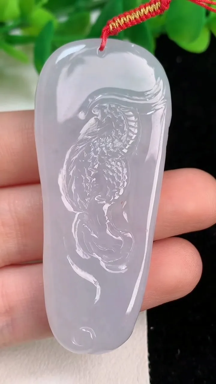 天然A货翡翠龙牌吊坠，尺寸60-26.6-9.4，重量:25.49g
6月18日