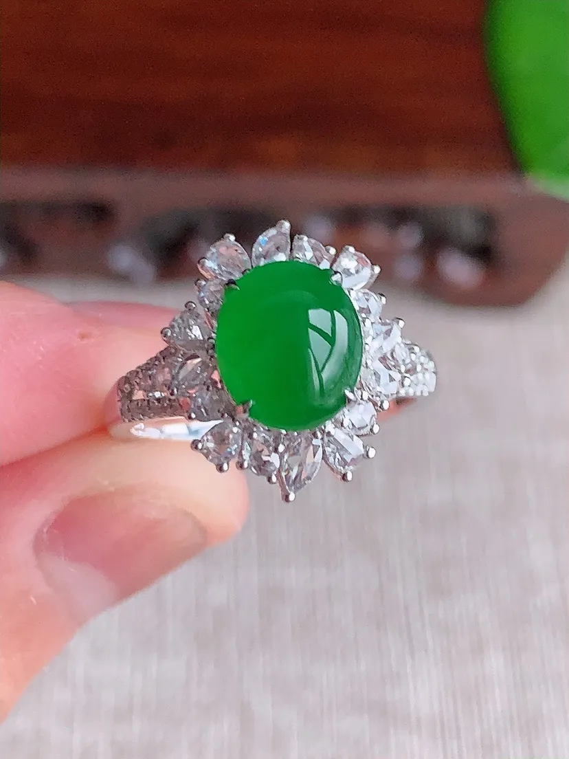 天然A货翡翠18K金伴钻镶嵌阳绿蛋面戒指 圈口17.6裸石尺寸9×7.3mm 重量4.50g 061