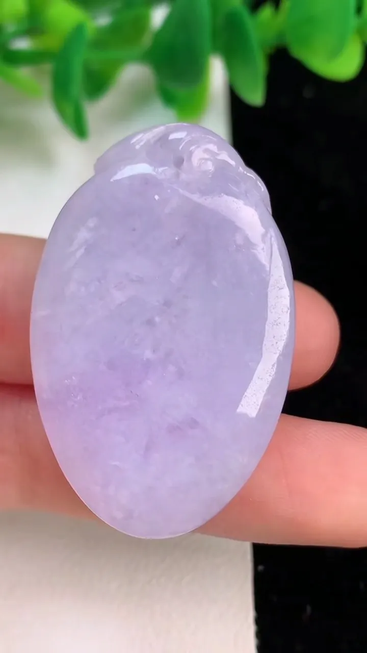 天然A货翡翠春带彩紫罗兰福瓜吊坠，尺寸42-26.5-11.3，重量:23.48g
6月18日