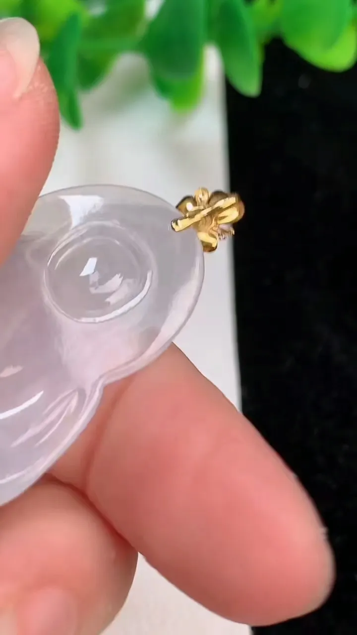 天然A货翡翠观音菩萨吊坠，尺寸39.4-31.6-4.6，重量:9.18g
6月18日
