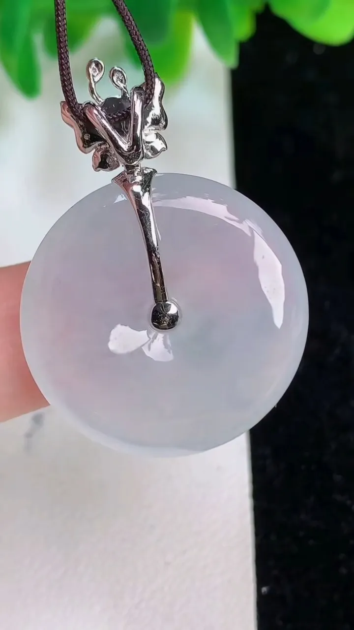 天然A货翡翠种白冰平安扣吊坠，尺寸25.3-5，重量:7.88g
6月18日