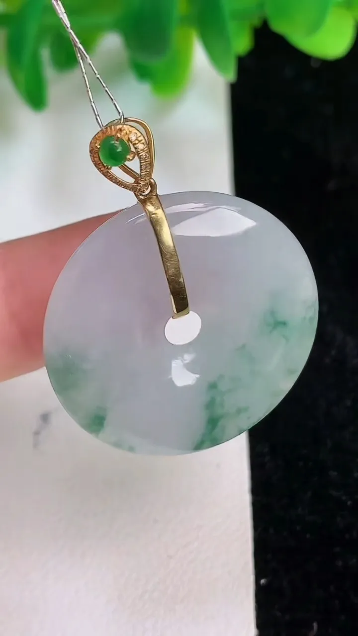 天然A货翡翠18k金飘花平安扣吊坠，尺寸27.6-5，重量:8.73g
6月18日