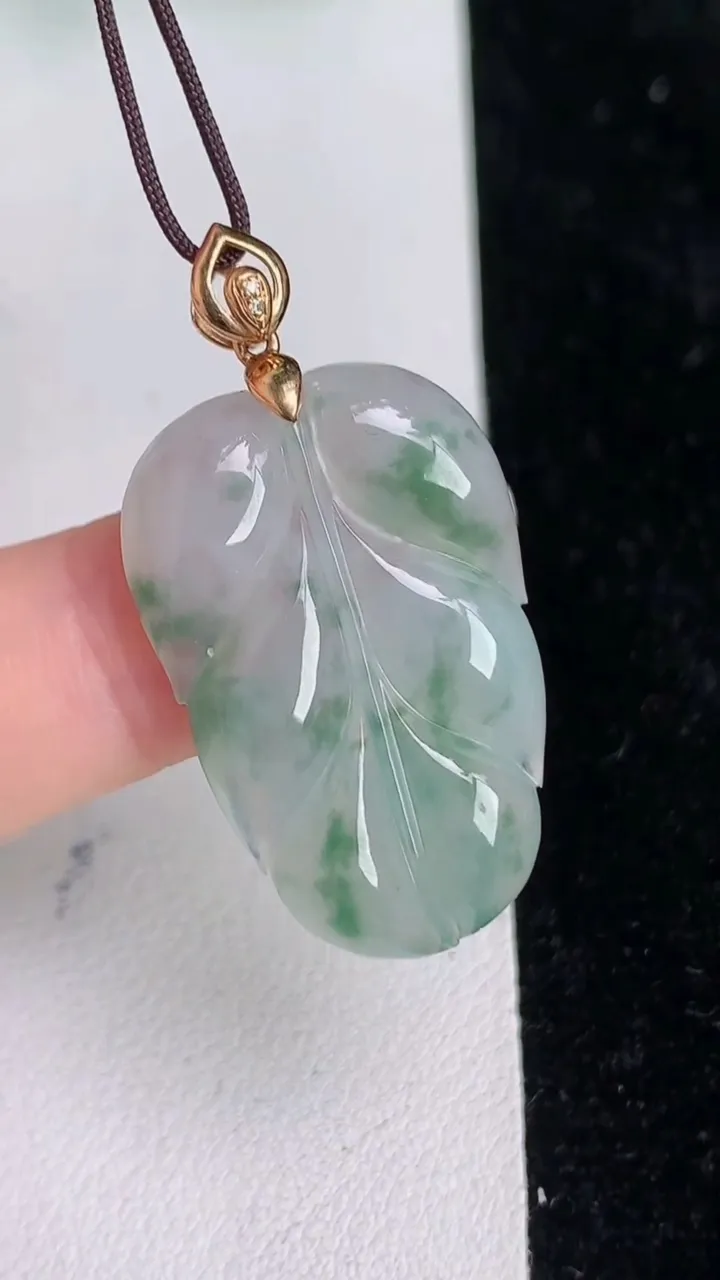 天然A货翡翠飘花金枝玉叶 叶子吊坠，尺寸29-19.2-4，重:4.96g
6月18日
