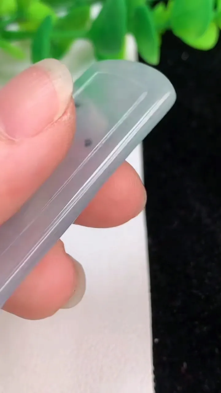 天然A货翡翠观音菩萨吊坠，尺寸56.8-22-4.2，重量:16.55g
6月18日