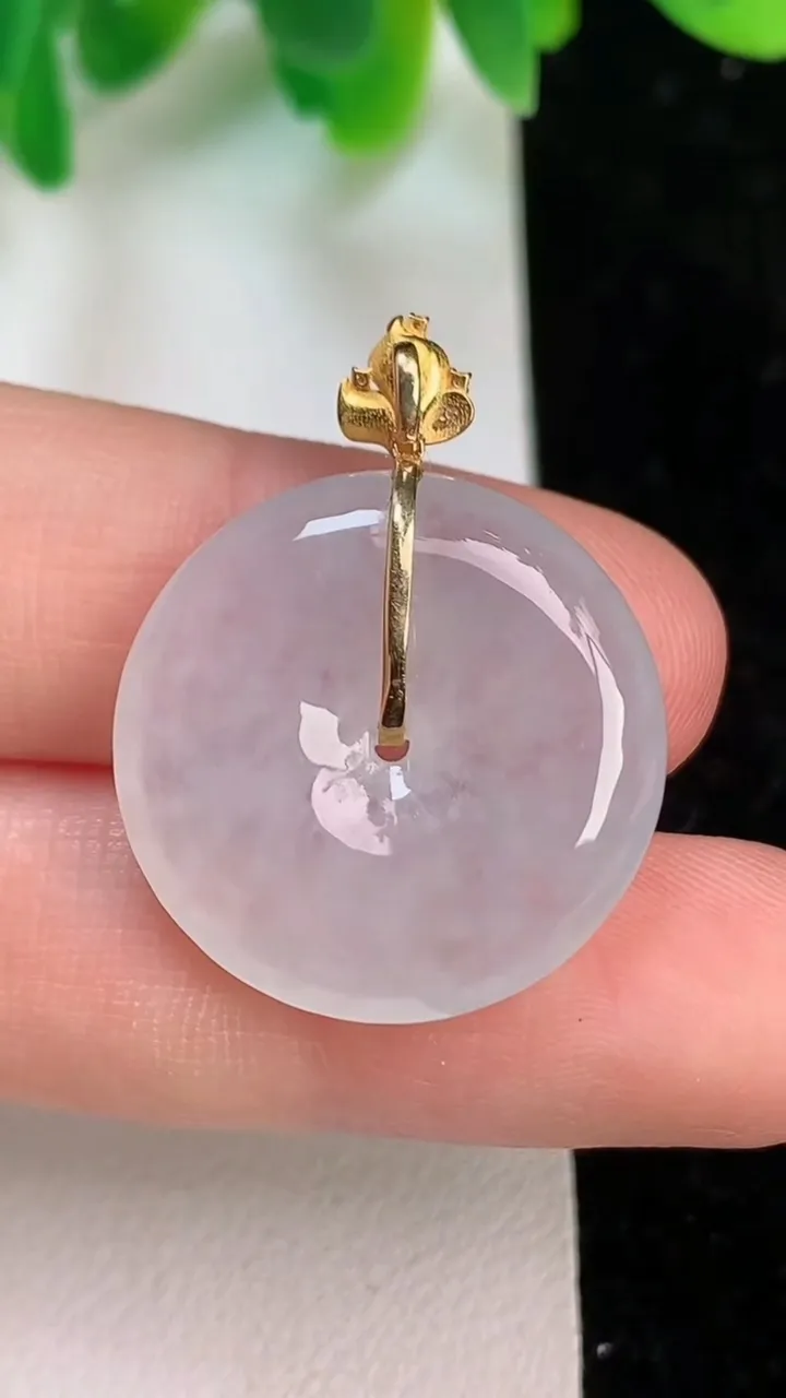 天然A货翡翠平安扣吊坠，尺寸22.3-4.7，重量:5.20g
6月18日