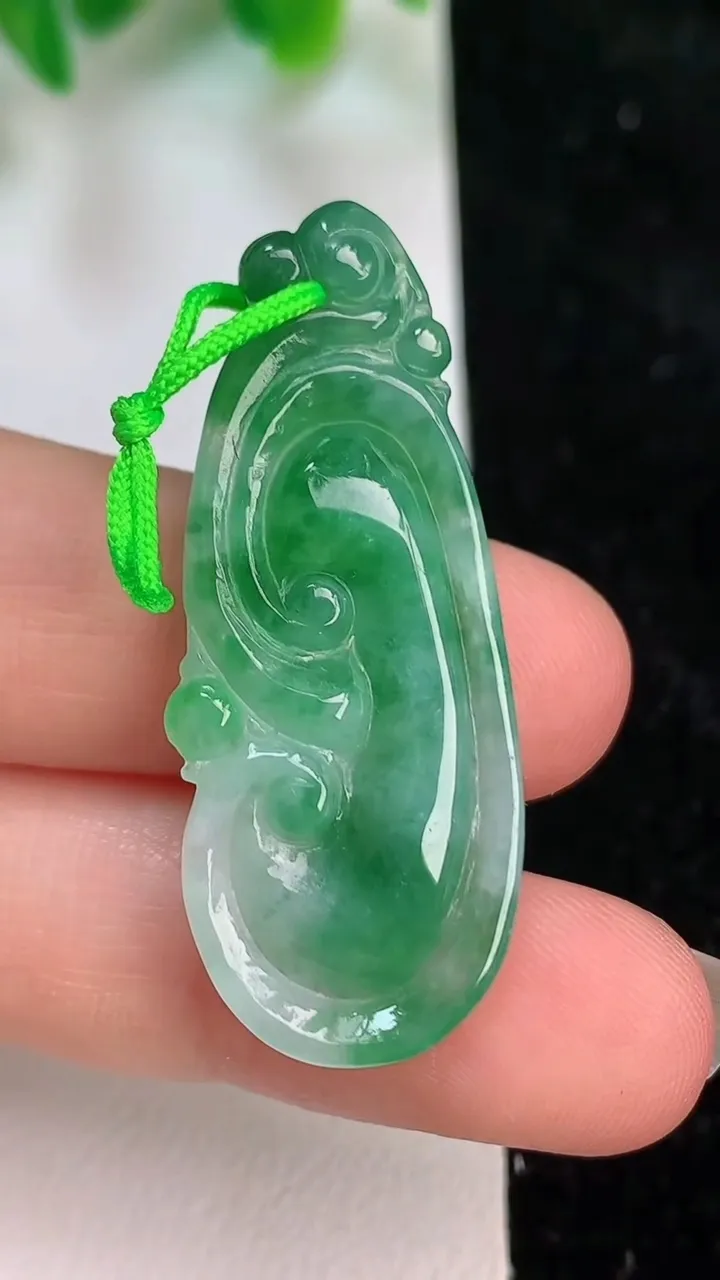 天然A货翡翠如意吊坠，尺寸38.7-15.7-5，重量:4.68g
6月18日
