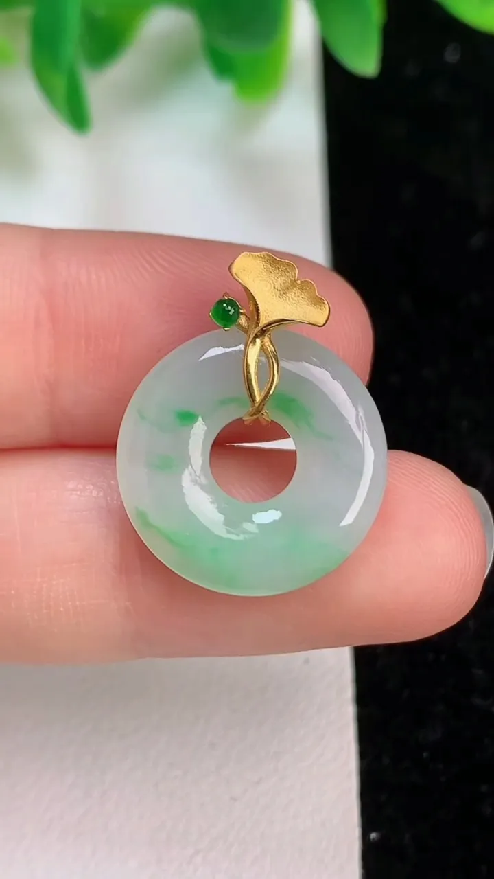 天然A货翡翠平安环吊坠，尺寸17.6-3.5，重量:2.23g
6月18日