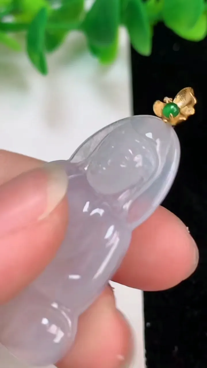 天然A货翡翠观音菩萨吊坠，尺寸39.4-31.6-4.6，重量:9.18g
6月18日