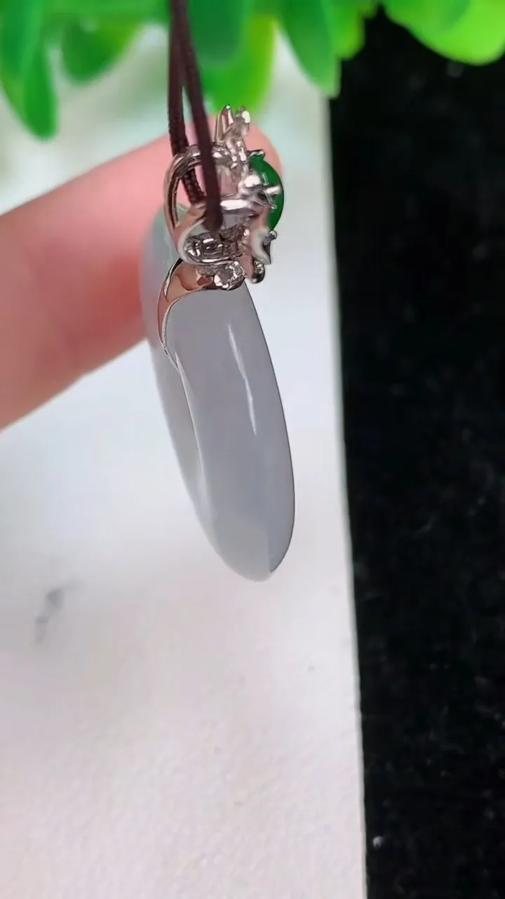 天然A货翡翠种白冰平安扣吊坠，尺寸25.3-5，重量:7.88g
6月18日