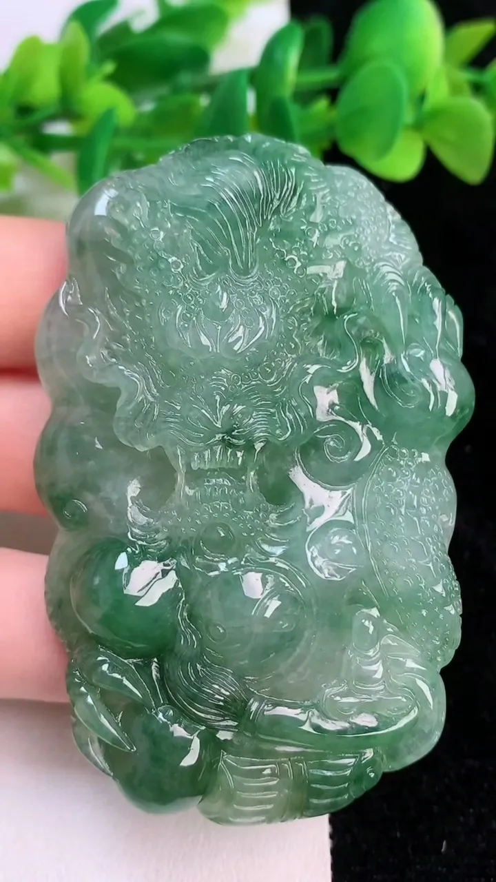 天然A货翡翠龙牌吊坠，尺寸69-42.5-10.2，重量:53.28g
6月18日