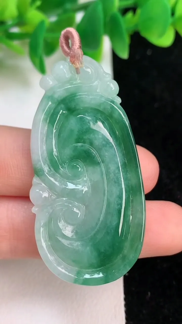 天然A货翡翠如意吊坠，尺寸50.4-25-5.4，重量:13.23g
6月18日