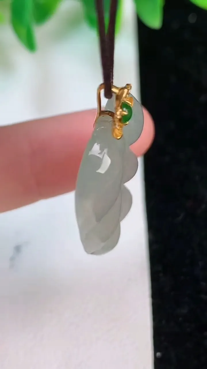 天然A货翡翠种飘花金枝玉叶 叶子吊坠，尺寸30-18.2-5，重量:5.23g
6月18日