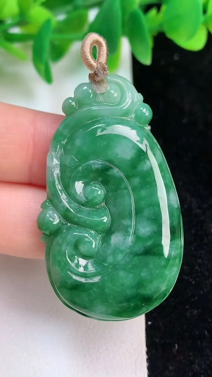 天然A货翡翠如意吊坠，尺寸48.5-27.7-5.2，重量:13.55g
6月18日