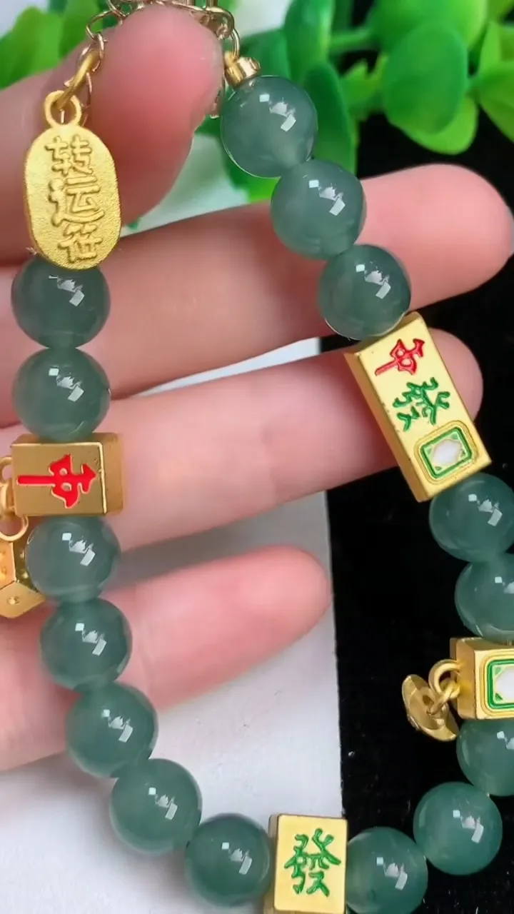 天然A货翡翠圆珠手链，尺寸8.8，重量:30.65g6月18日
工厂直销收藏佳品,种好水足，色泽均匀，有种有色，上手高大气！