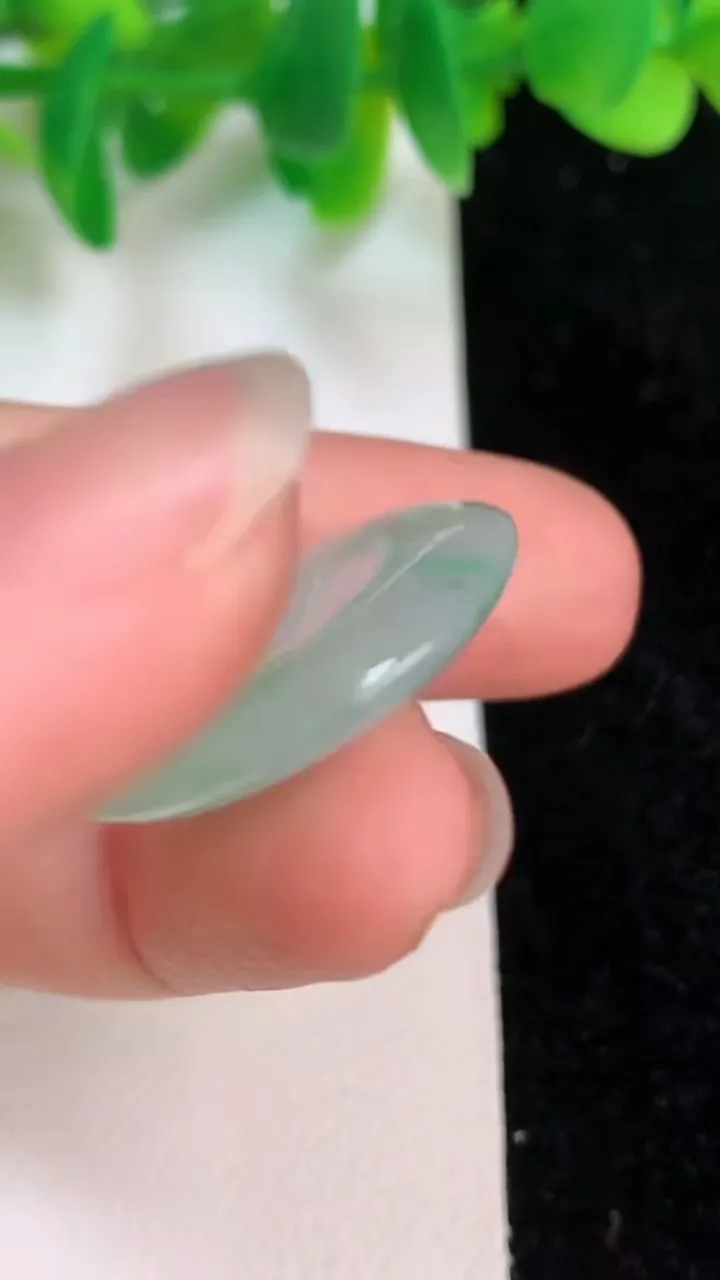 天然A货翡翠平安扣吊坠，尺寸24-4.6，重量:5.34g
6月18日
