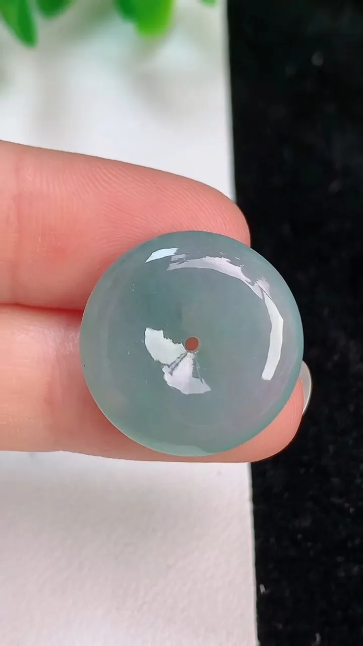 天然A货翡翠飘花平安扣吊坠，尺寸20.5-4.6，重量:4.00g
6月18日
