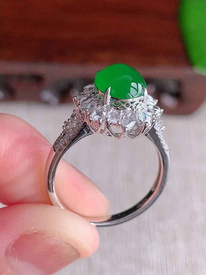 天然A货翡翠18K金伴钻镶嵌阳绿蛋面戒指 圈口17.6裸石尺寸9×7.3mm 重量4.50g 061