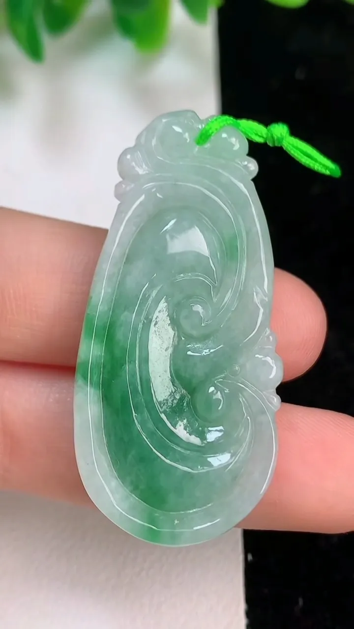 天然A货翡翠如意吊坠，尺寸44.8-20.4-5.7，重量:9.50g
6月18日