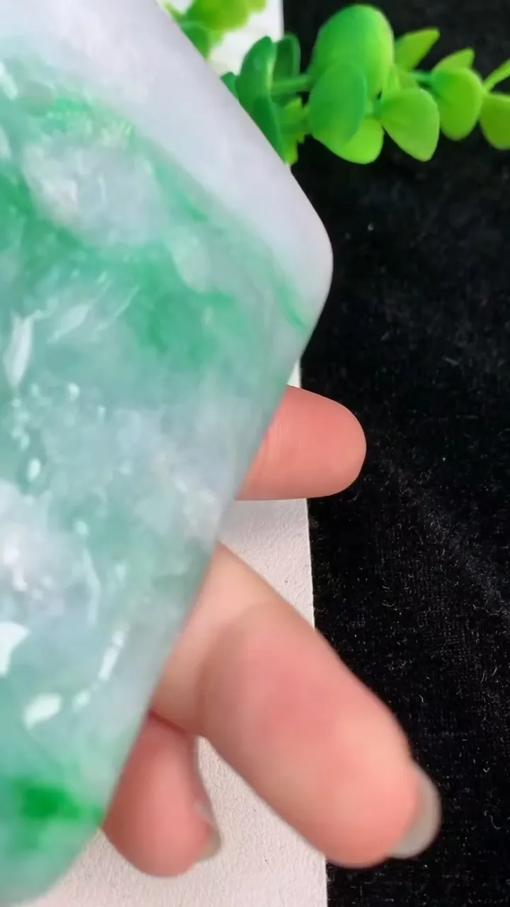 天然A货翡翠山水牌吊坠，尺寸79-56.5-16，重:141.60g
6月18日