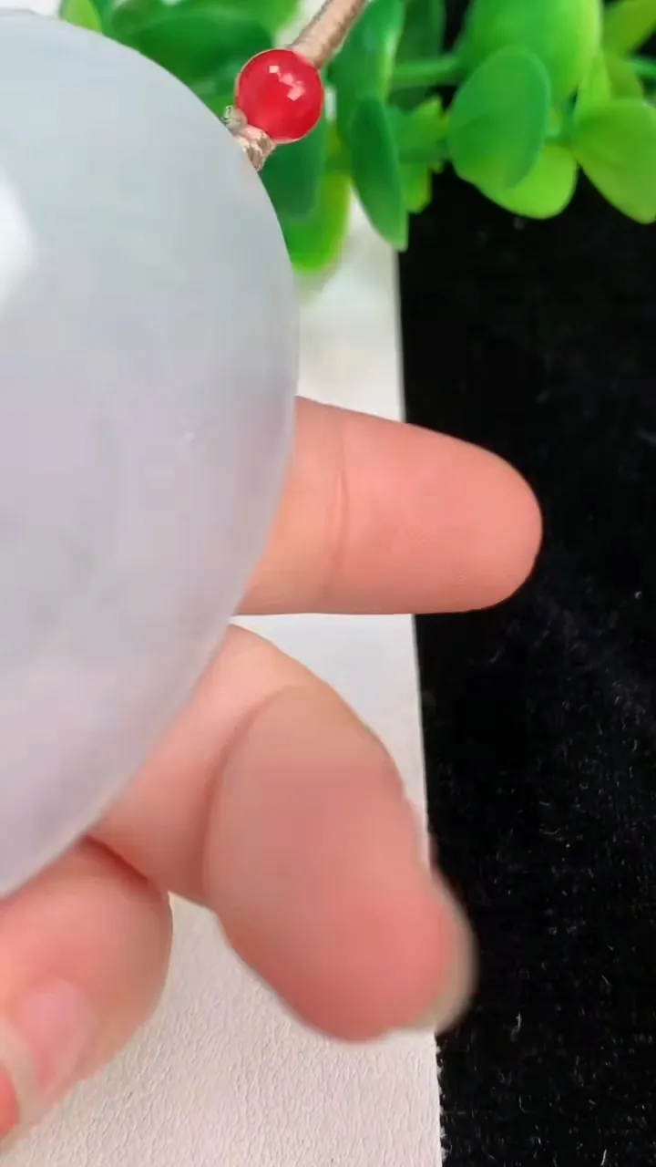 天然A货翡翠度母吊坠，尺寸56.8-48.2-6，重量:33.70g
6月18日