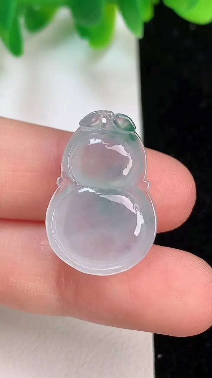 天然A货翡翠冰种飘花葫芦吊坠，尺寸24-16.3-5.2，重量:3.20g
6月18日