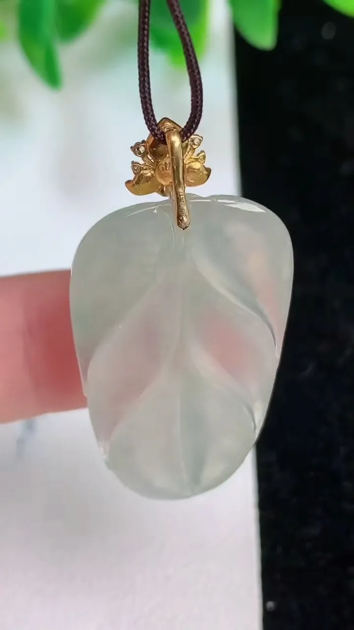 天然A货翡翠种飘花金枝玉叶 叶子吊坠，尺寸30-18.2-5，重量:5.23g
6月18日