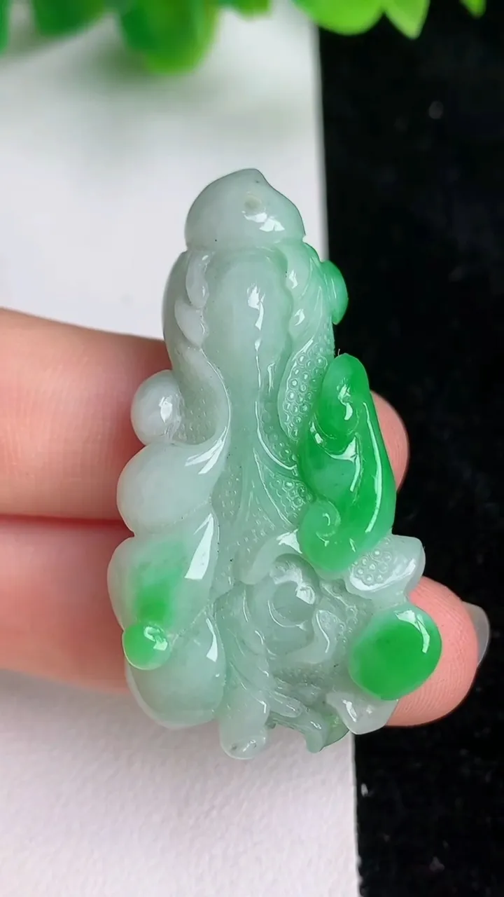 天然A货翡翠白菜吊坠，尺寸44.6-23.7-10.8，重:16.94g
6月18日
