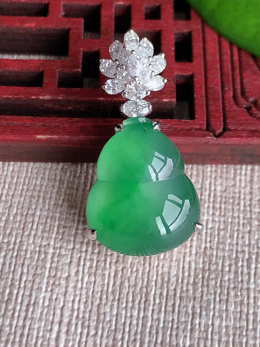 天然A货翡翠18K金伴满绿葫芦吊坠尺寸28.8×17×14.5×9.6m量7.00g 0617