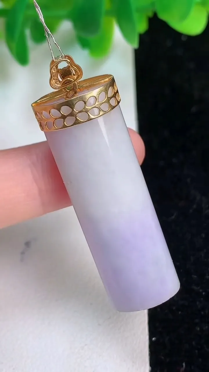 天然A货翡翠18k金紫罗兰平安柱吊坠，尺寸41.8-13.8-9.2，重量:14.80g
6月18日