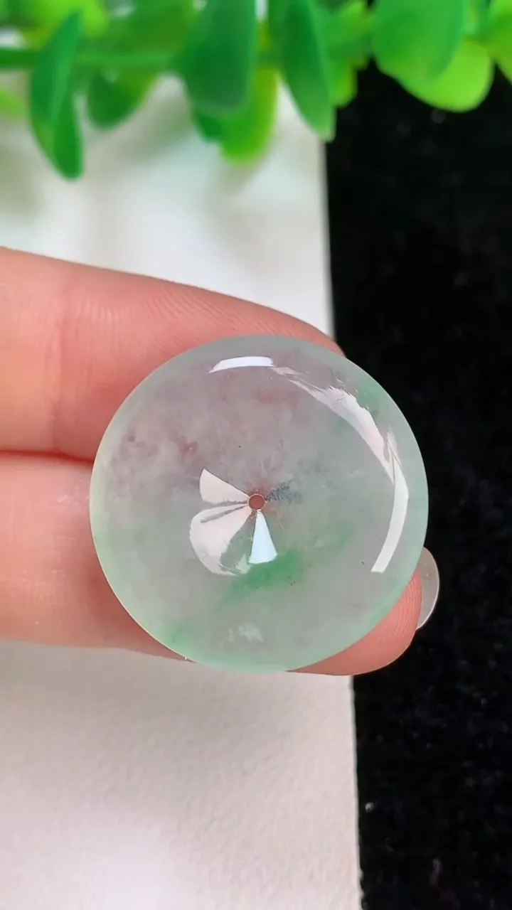 天然A货翡翠平安扣吊坠，尺寸24-4.6，重量:5.34g
6月18日