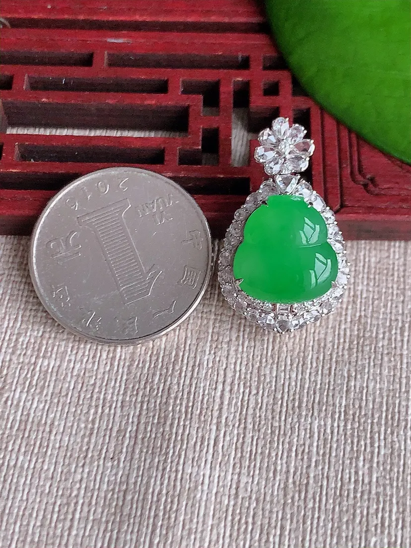 天然A货翡翠18K金伴阳绿葫芦吊坠尺寸28.4×17.2×12.4裸石13.6×13.2m量6.28g 0617