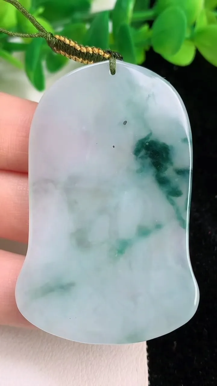 天然A货翡翠飘花观音菩萨吊坠，尺寸55-36.8-4.7，重量:22.12g
6月18日