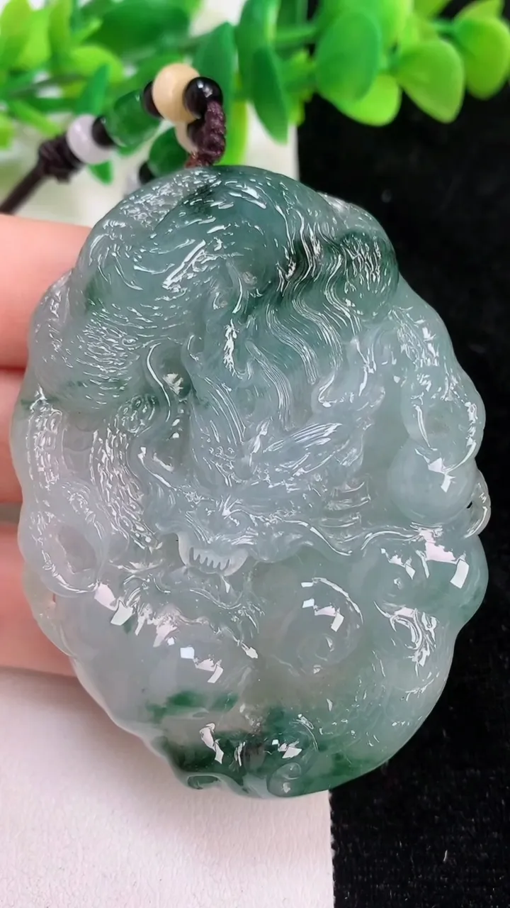 天然A货翡翠种飘花龙牌吊坠，尺寸67.5-50.8-12.2，重:75.65g
6月18日