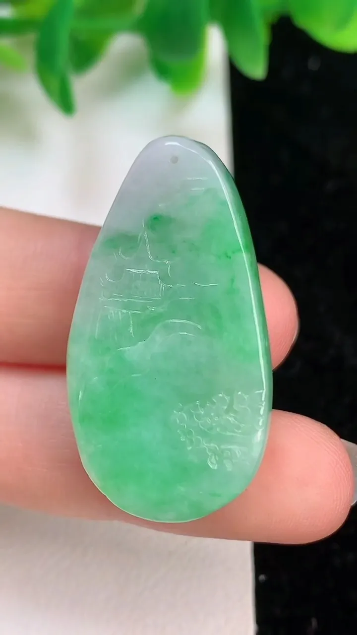 天然A货翡翠山水牌吊坠，尺寸35.5-19-10.5，重量:13.03g
6月18日