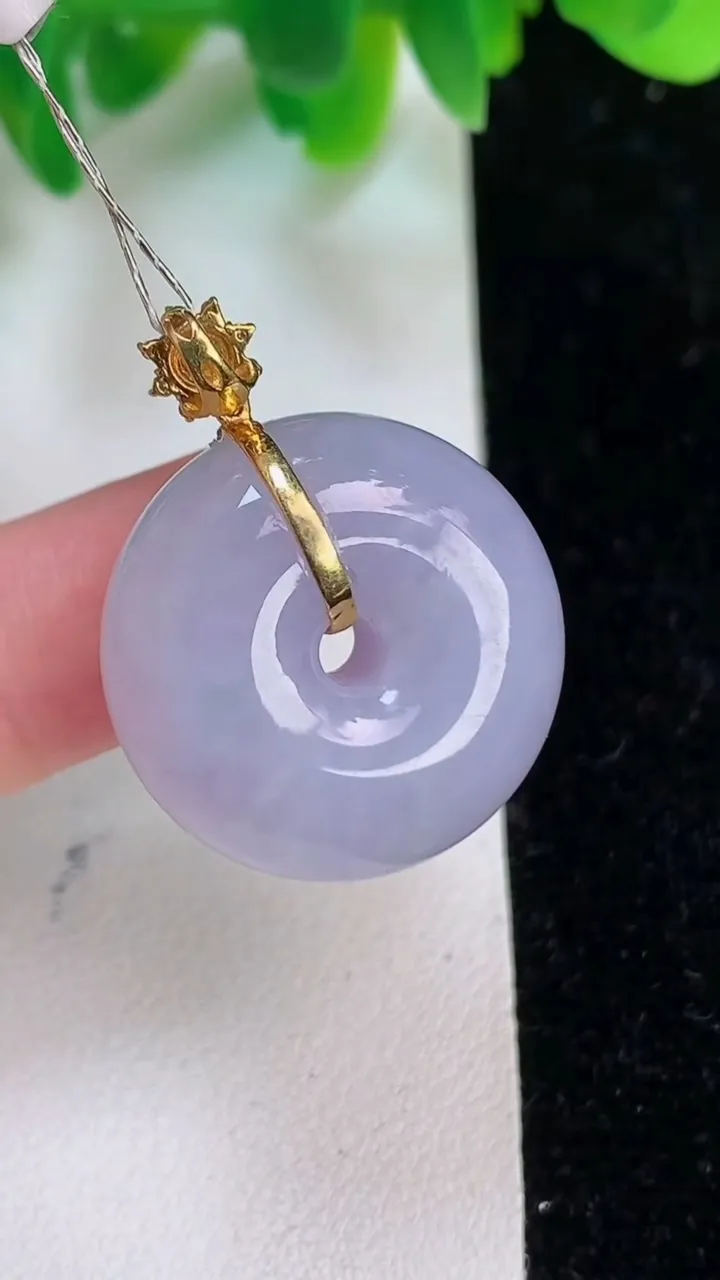 天然A货翡翠18k金紫罗兰平安扣吊坠，尺寸22.3-11.3，重量:12.56g
6月18日