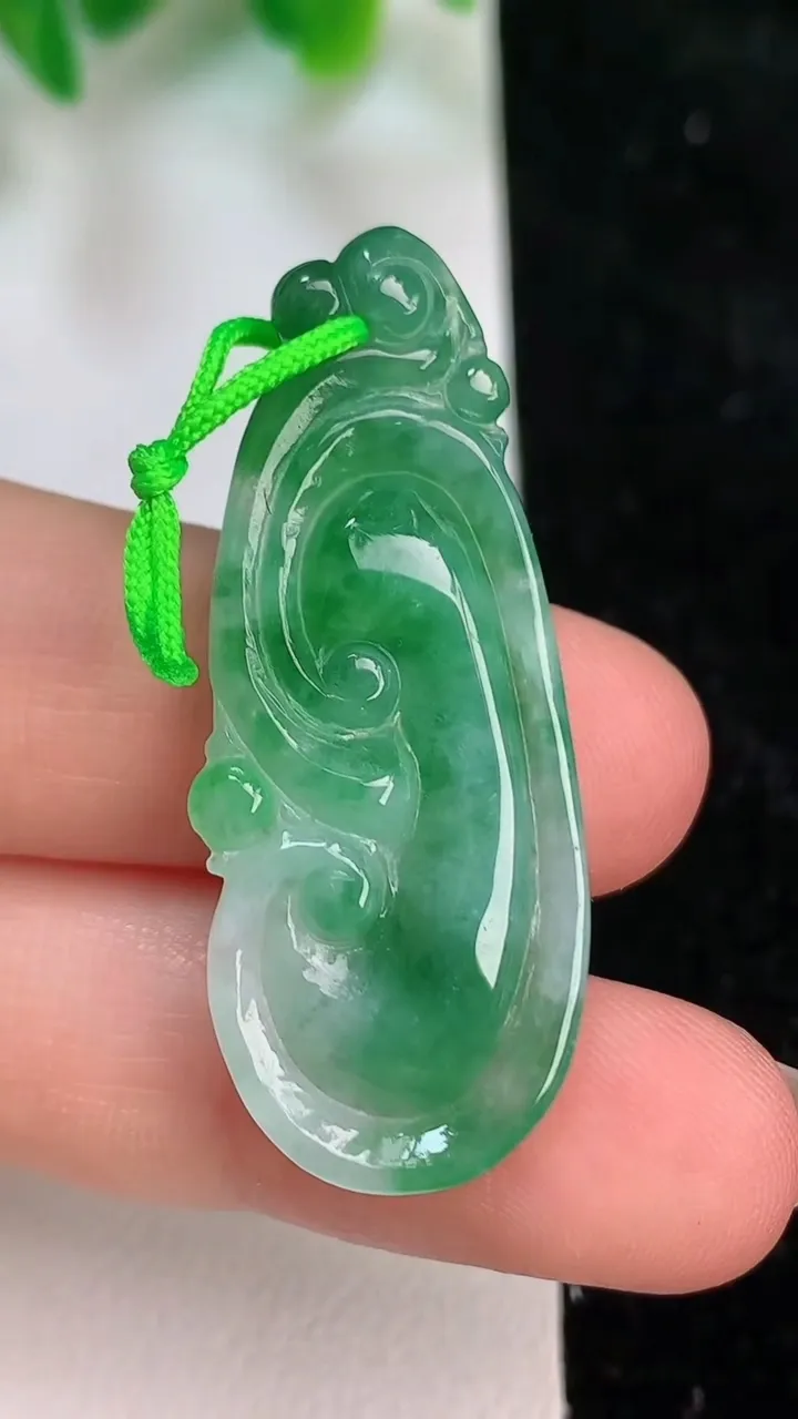 天然A货翡翠如意吊坠，尺寸38.7-15.7-5，重量:4.68g
6月18日