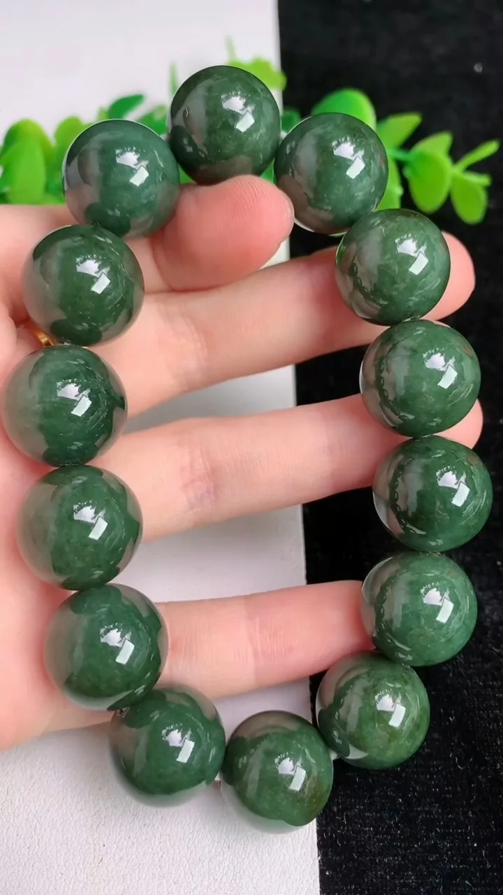 天然A货翡翠圆珠手串14颗，尺寸15.9，重:94.12g6月18日
工厂直销收藏佳品,种好水足，色泽均匀，有种有色，上手高大气！