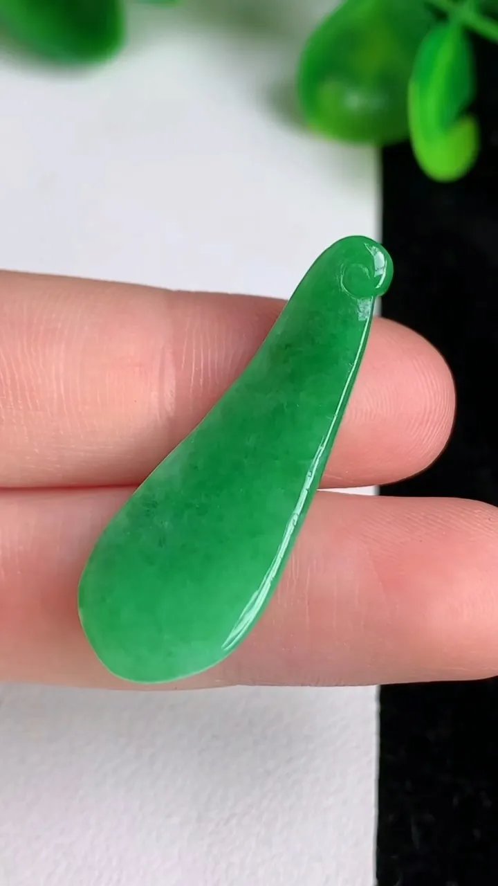 天然A货翡翠福瓜吊坠，尺寸35.3-11-5.3，重量:3.63g
6月19日