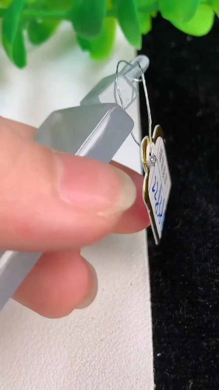 天然A货翡翠种飘花仿古无事牌吊坠，尺寸45-26.3-5.8，重量:22.98g
6月19日